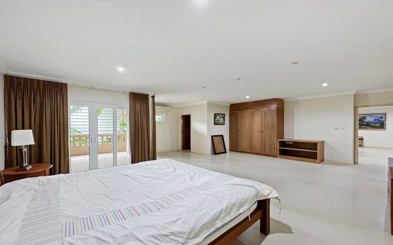 Very large condo for sale on Pratumnak, 2 bedroom condo for sale Pratumnak, Executive Residence 1 condo for sale, Property Excellence, Real Estate Pattaya