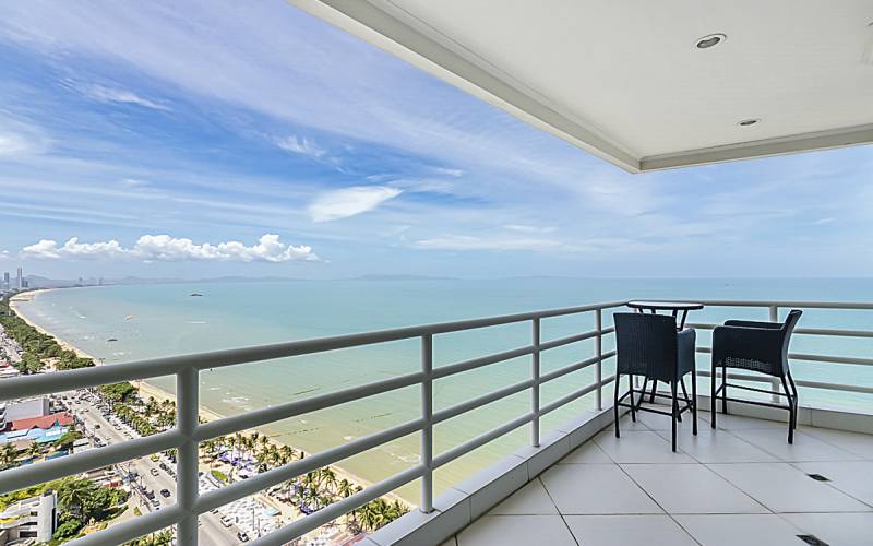 Huge beachfront condo for sale in Jomtien, Front corner unit for sale in View Talay 7 Jomtien, Jomtien condo for sale, Jomtien properties, exclusive condo Jomtien