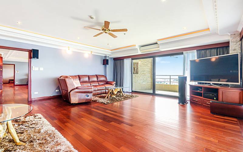 Large beachfront for sale on Pratuamnak, Pattaya beachfront condos, Luxury condo for sale in Pattaya, Pratumnak properties, Property Excellence Pattaya