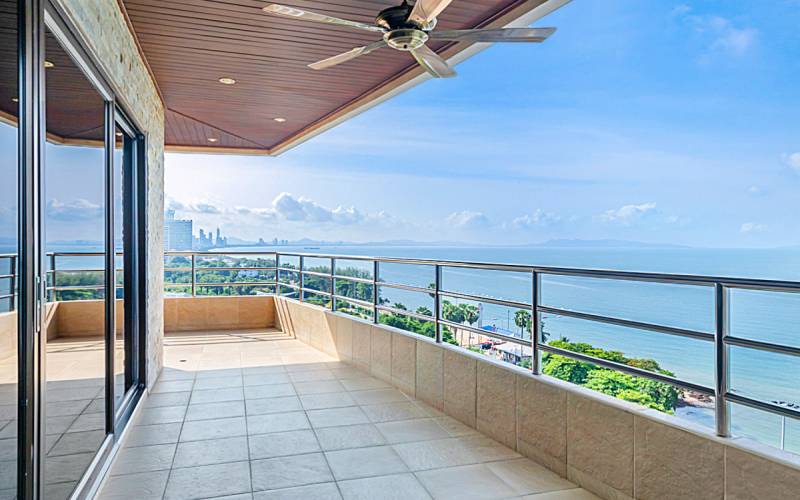 Large beachfront for sale on Pratuamnak, Pattaya beachfront condos, Luxury condo for sale in Pattaya, Pratumnak properties, Property Excellence Pattaya