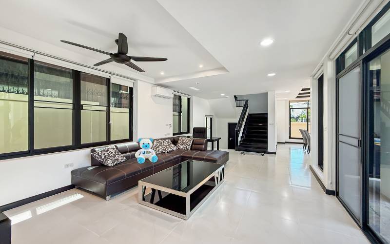 Pattaya, 4 Bedrooms Bedrooms, ,5 BathroomsBathrooms,House,For Sale,2807